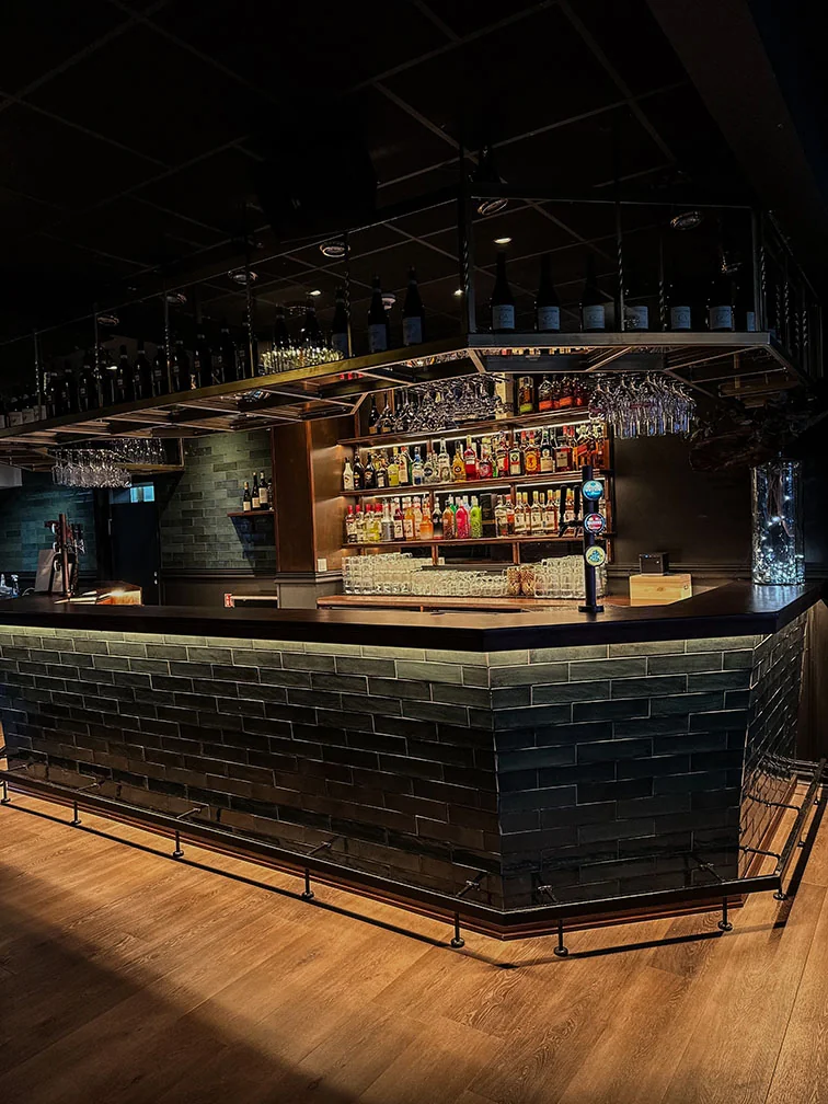 Bar med flaskhyllor och varm belysning
