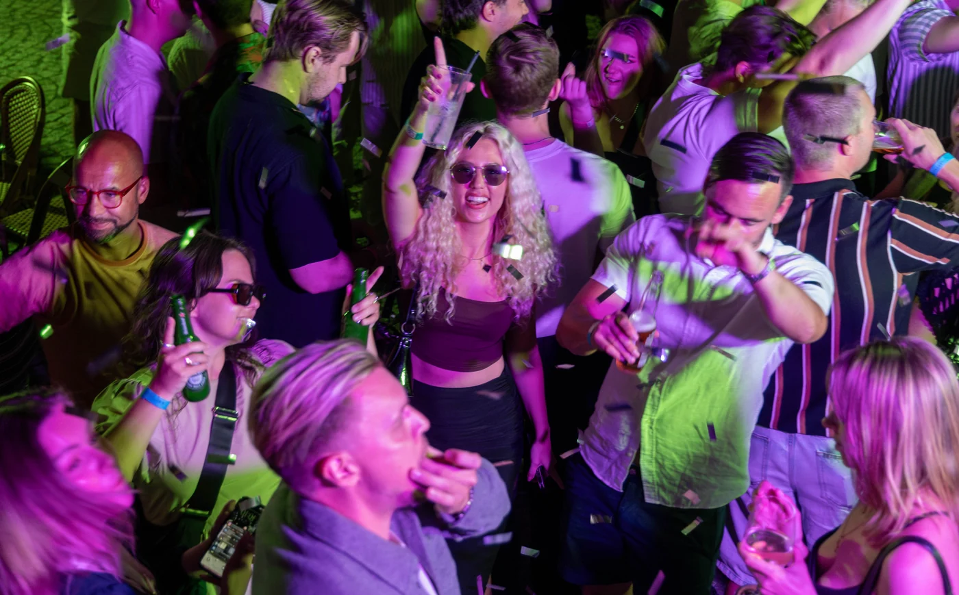 Publik på ett dansgolv i färgat ljus